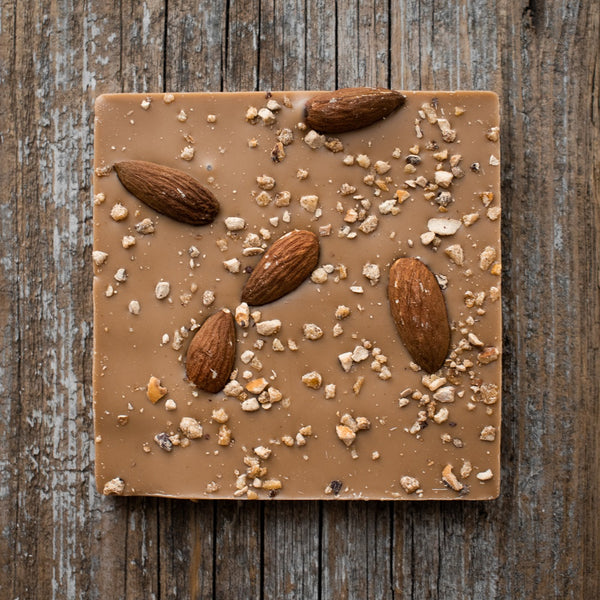 Julchokladkaka med caramel choklad och nötter